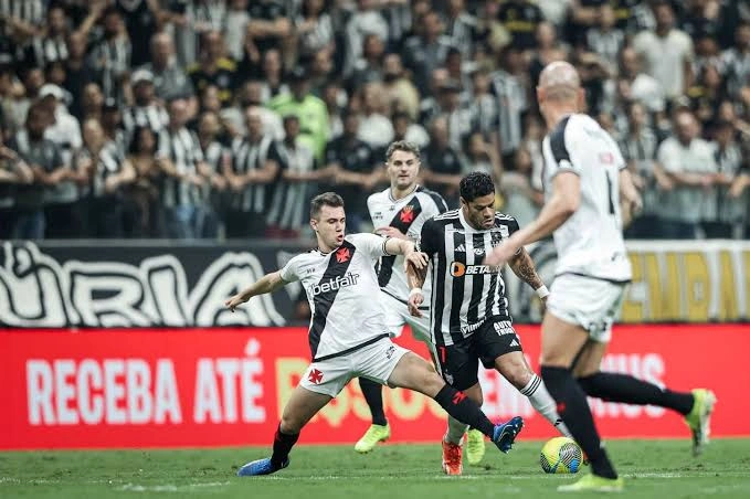 Hulk disputando a bola com jogadores do Vasco