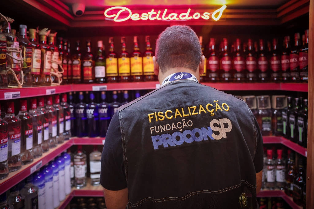 A Polícia Civil de São Paulo, com apoio da Vigilância Sanitária, faz operação de fiscalização em estabelecimentos comerciais para investigar a venda de bebidas adulteradas com metanol