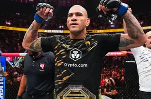 Alex Poatan com o cinturão dos meio-pesados do UFC (Foto: imagem de reprodução)