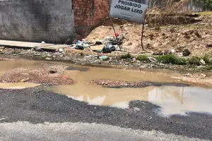 Buraco na Avenida Barão de Castelo Branco (Foto: Revista40graus)