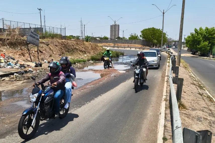 Buraco na Avenida Barão de Castelo Branco