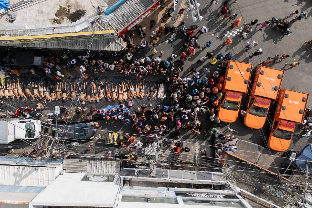 Corpos enfileirados em praça na Penha, zona norte do Rio