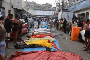 Corpos no Complexo da Penha (Foto: Reprodução)
