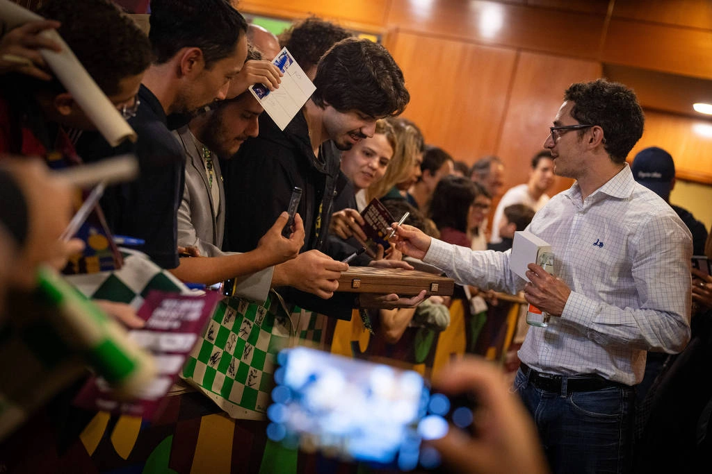 Fabiano Caruana cumprimenta fãs após vitória nas finais do GCT