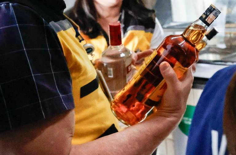 Garrafas apreendidas durante fiscalização em bar na Mooca, zona leste de São Paulo, nesta segunda (29)