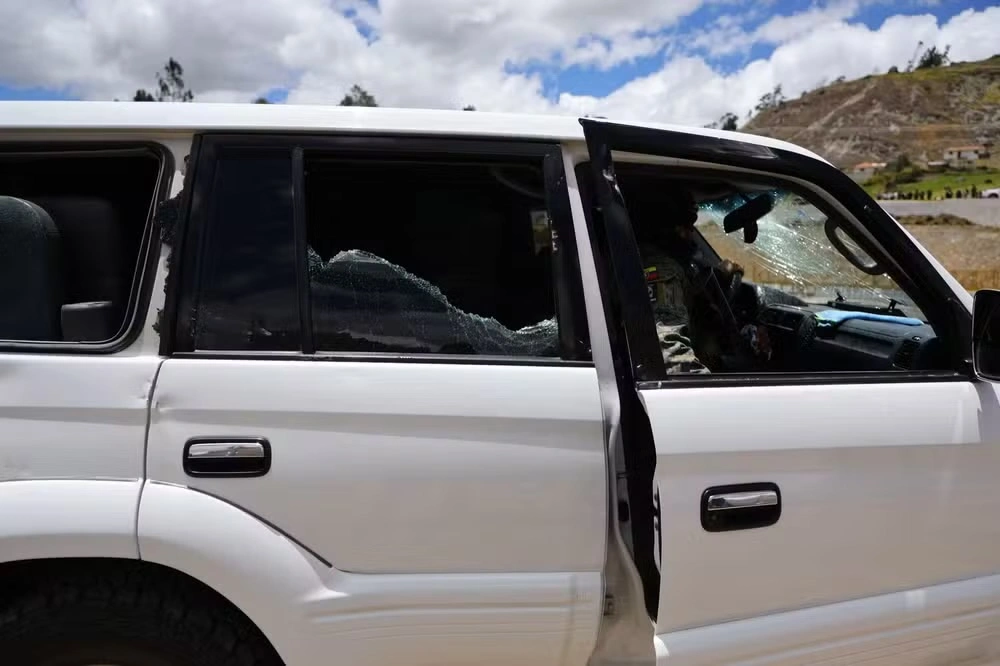 Imagem de carro com as janelas quebradas após atentado no dia 7 de outubro de 2025
