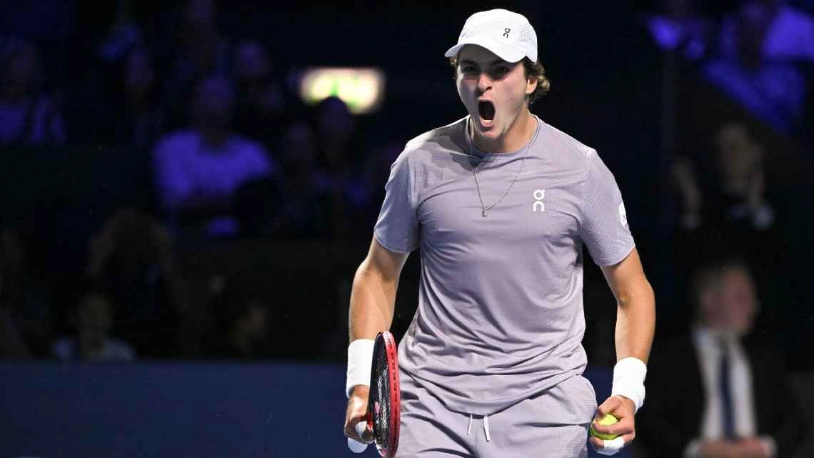 João Fonseca comemora ponto na final do ATP 500 da Basileia, na Suíça