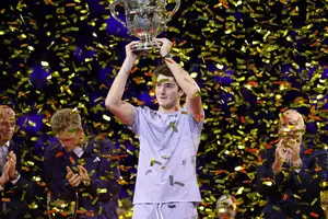 João Fonseca levantando a taça de campeão do ATP 500 da Basileia (Foto: imagem de reprodução)
