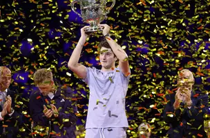 João Fonseca levantando a taça de campeão do ATP 500 da Basileia (Foto: imagem de reprodução) João Fonseca levantando a taça de campeão do ATP 500 da Basileia (Foto: imagem de reprodução)