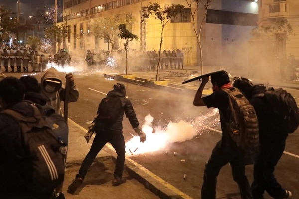 Manifestantes entram em confronto com policiais durante protesto em Lima, em 15 de outubro de 2025