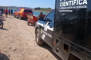 Mergulhadores do Corpo de Bombeiros do Piauí e a Polícia Científica (Foto: Reprodução)