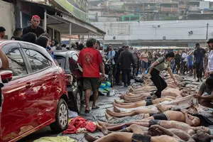 Moradores levam mais de 70 corpos à praça São Lucas, no Rio, no dia seguinte a operação que deixou 64 mortos (Foto: Reprodução)
