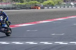 Moreira cruzando a linha de chegada para vencer na Indonésia (Foto: imagem de reprodução)
