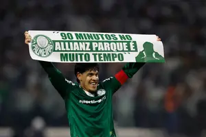 O zagueiro paraguaio Gustavo Gómez exibe faixa com a frase de Abel Ferreira que previa a reviravolta do confronto em São Paulo (Foto: AFT) O zagueiro paraguaio Gustavo Gómez exibe faixa com a frase de Abel Ferreira que previa a reviravolta do confronto em São Paulo (Foto: AFT)