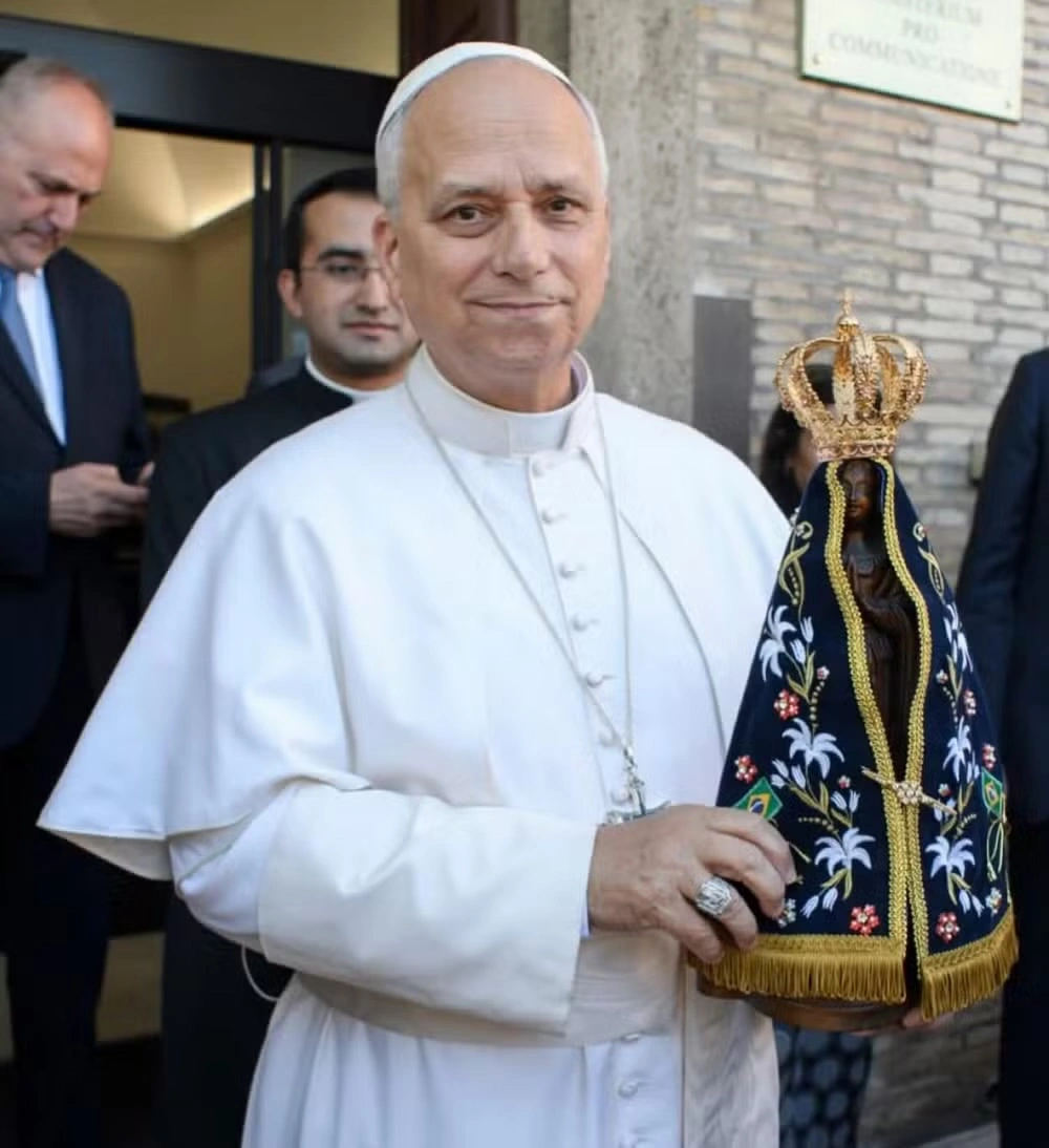 Papa Leão XIV com imagem de Nossa Senhora Aparecida