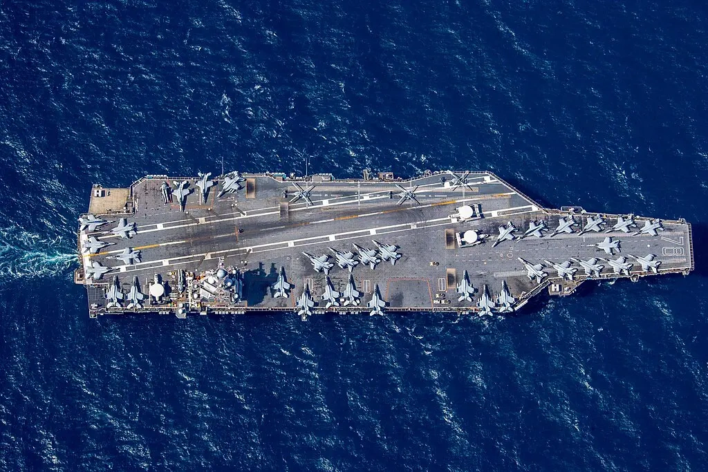 Porta-aviões USS Gerald R. Ford durante exercício militar, em 2023