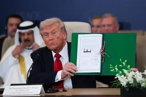 Presidente dos Estados Unidos, Donald Trump, assina acordo de cessar-fogo em Gaza durante cúpula no Egito (Foto: Reprodução | REUTERS/Suzanne Plunkett/Pool)