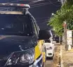 Quem deveria dar exemplo? Carro da PRF estaciona na contramão e em local proibido