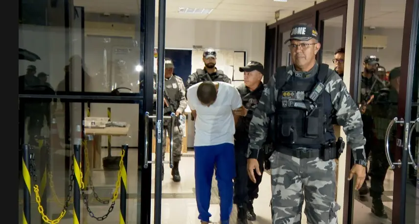 Alandilson sendo escoltado após audiência