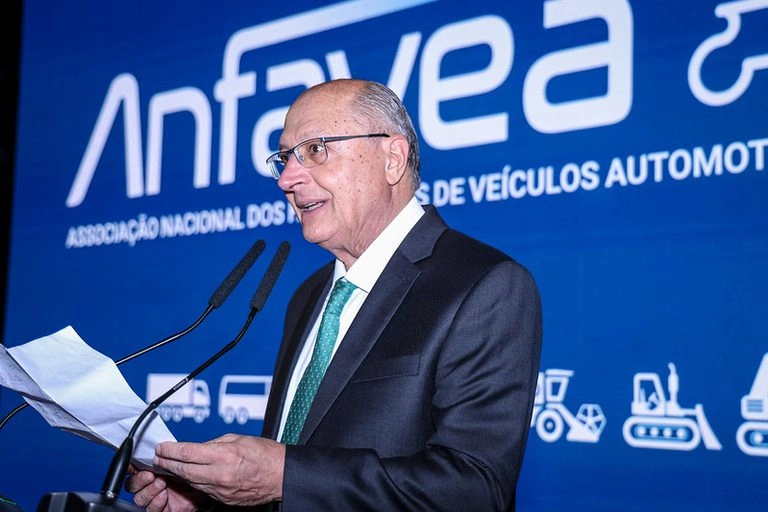 Alckmin negocia para que disputa do chip entre China e EUA não atinja o Brasil
