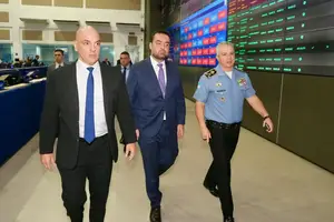 Alexandre Moraes, Cláudio Castro e coronel Menezes no Centro de Comando e Controle (Foto: Reprodução | Philippe Lima/Divulgação)