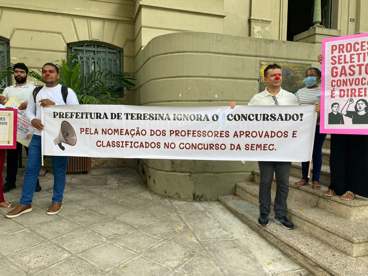 Aprovados no concurso da Semec protestam contra novo processo seletivo