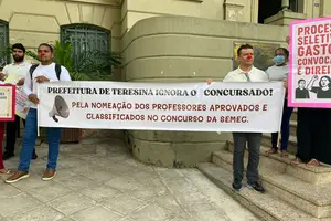 Aprovados no concurso da Semec protestam contra novo processo seletivo (Foto: Reprodução)