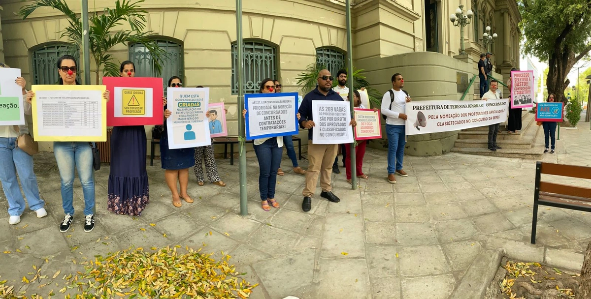 Aprovados no concurso da Semec protestam contra novo processo seletivo