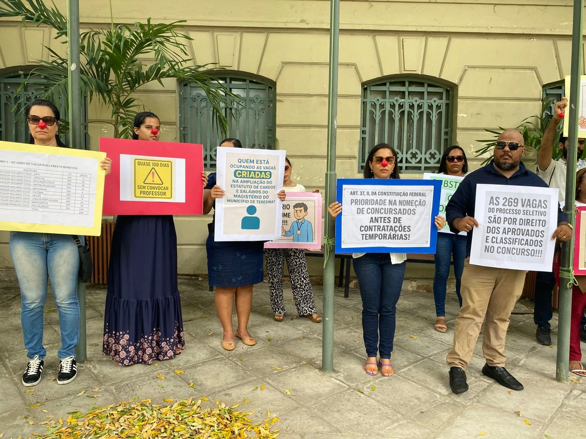 Aprovados no concurso da Semec protestam contra novo processo seletivo