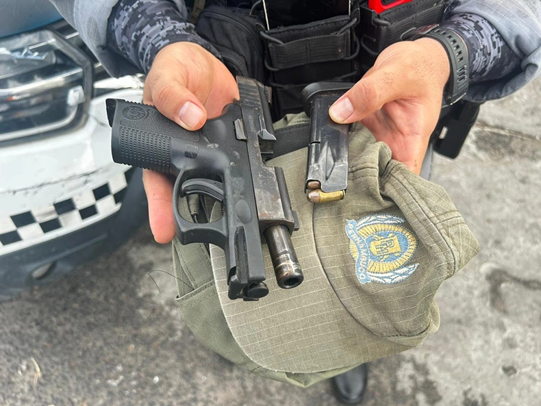 Arma apreendida do falso policial e uma cobertura falsa