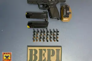 Arma de fogo de uso restrito (Foto: BEPI)