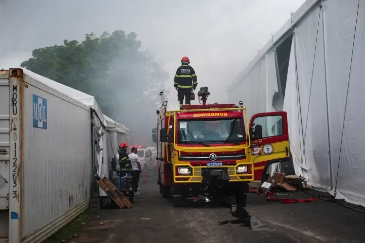 Bombeiros trabalham em rescaldo após incêndio em pavilhão da COP30, em Belém