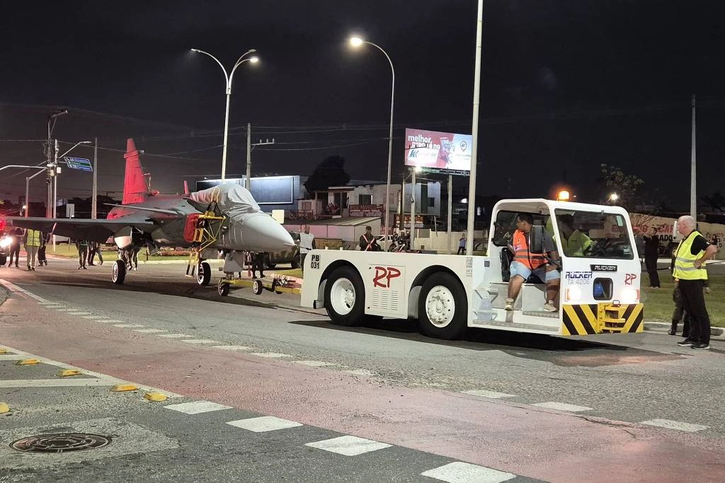 Caça F-39 Gripen é rebocado do porto de Navegantes (SC), após ser desembarcado de navio que veio da Suécia