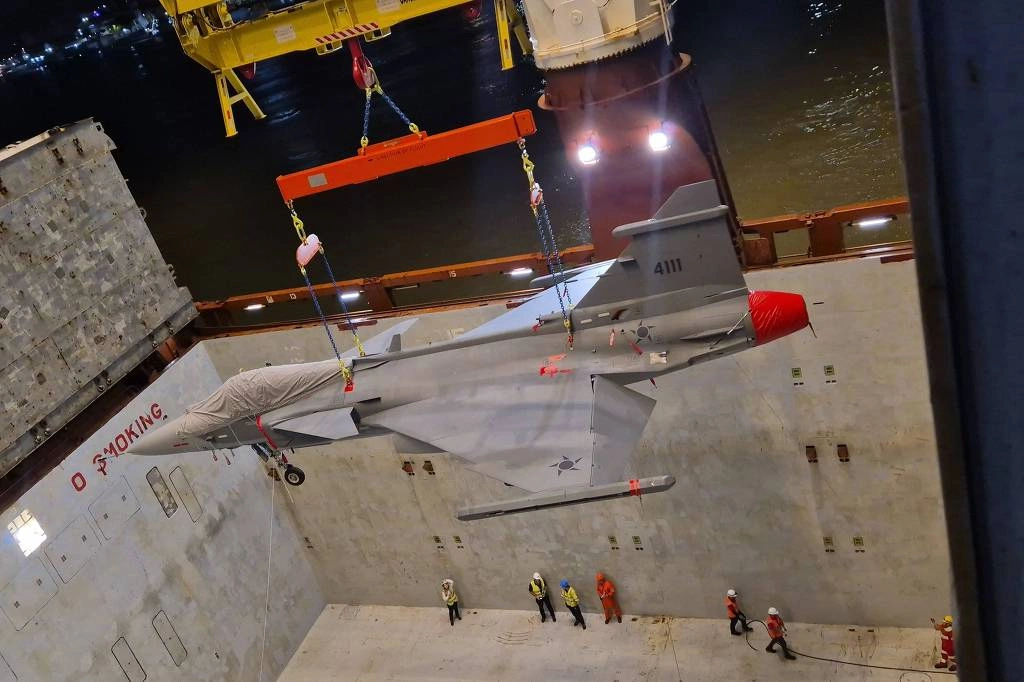 Caça F-39 Gripen é retirado de navio no porto de Navegantes (SC), após chegada da Suécia, onde foi fabricado