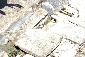 Calçada e passagem das águas servidas precisando de requalificação (Foto: Gustavo Henrique)