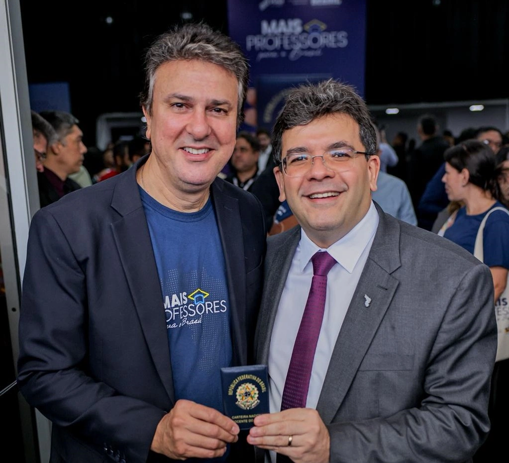 Camilo Santana e Rafael Fonteles na entrega da no CNDB