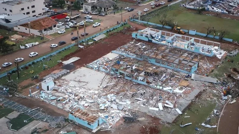 Cidade de Rio Bonito, no Paraná, destruída por tornado