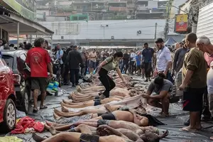 Corpos enfileirados em praça na Penha, após operação da polícia do Rio (Foto: Reprodução | Bruna Fantti/Folhapress)