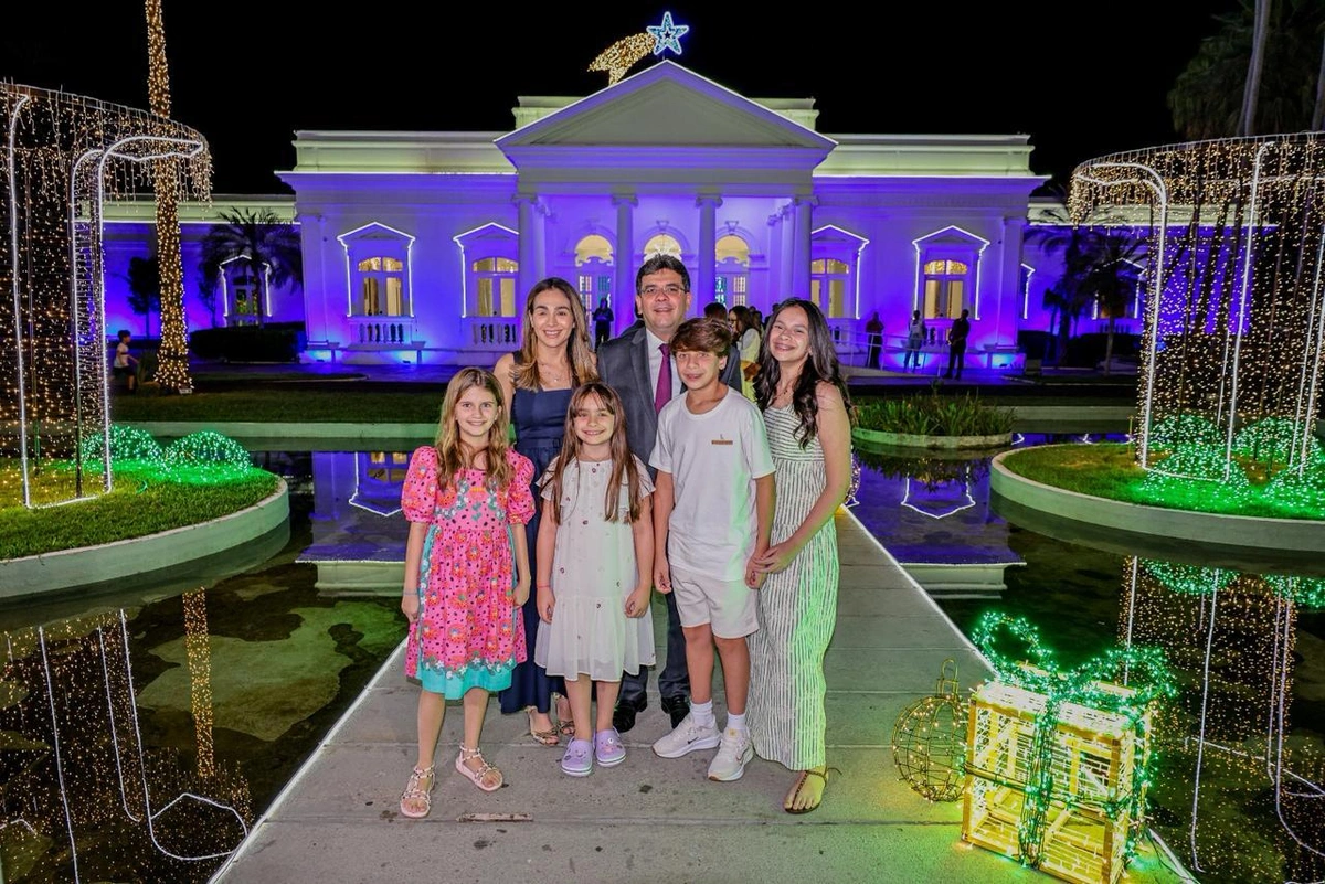 Governador Rafael Fonteles e família na abertura das postas do Karnak para visitações natalinas