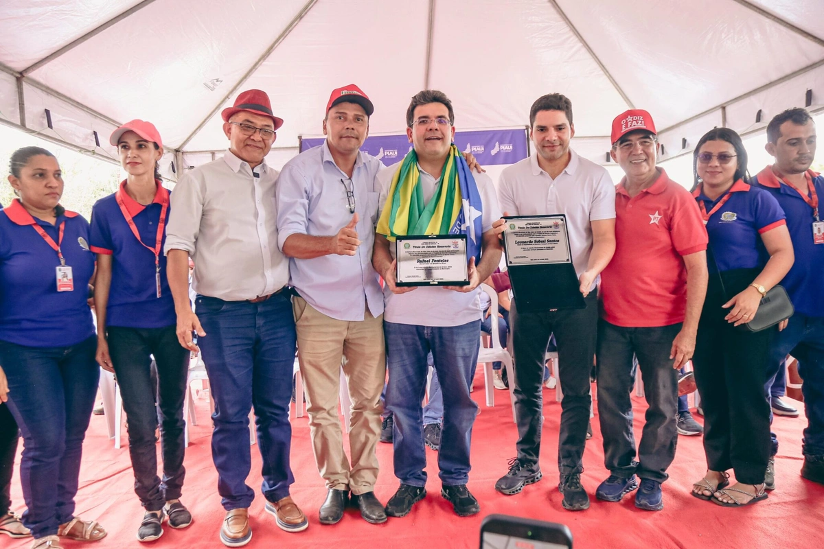 Homenagem ao governador Rafael Fonteles e Leonardo Sobral diretor do DER-PI