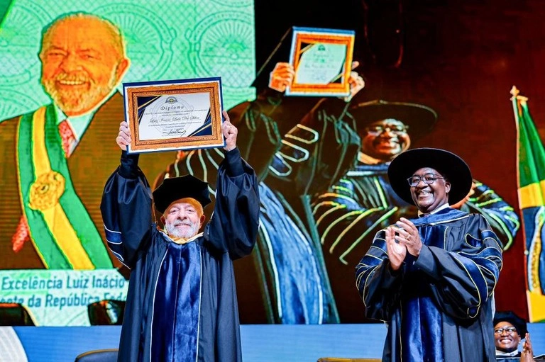 Luiz Inácio Lula da Silva durante a cerimônia de outorga do título de Doutor Honoris Causa em Ciência Política, Desenvolvimento e Cooperação Internacional pela Universidade Pedagógica de Maputo