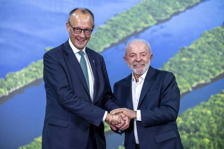 Lula posa para foto ao lado primeiro-ministro da Alemanha, Friedrich Merz, na Cúpula dos Líderes, em Belém (PA)