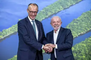 Lula posa para foto ao lado primeiro-ministro da Alemanha, Friedrich Merz, na Cúpula dos Líderes, em Belém (PA) (Foto: Reprodução | Folhapress)