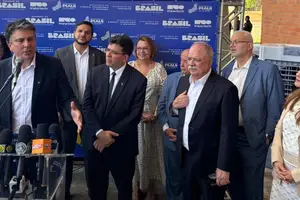 Ministro da Educação Camillo Santana, ao lado de Rafael Fontelles, Washington Bandeira, Nadir Nogueira, e novo Reitor do IFPI : Paulo Borges (Foto: Eloy Figueiredo / Revista40graus)