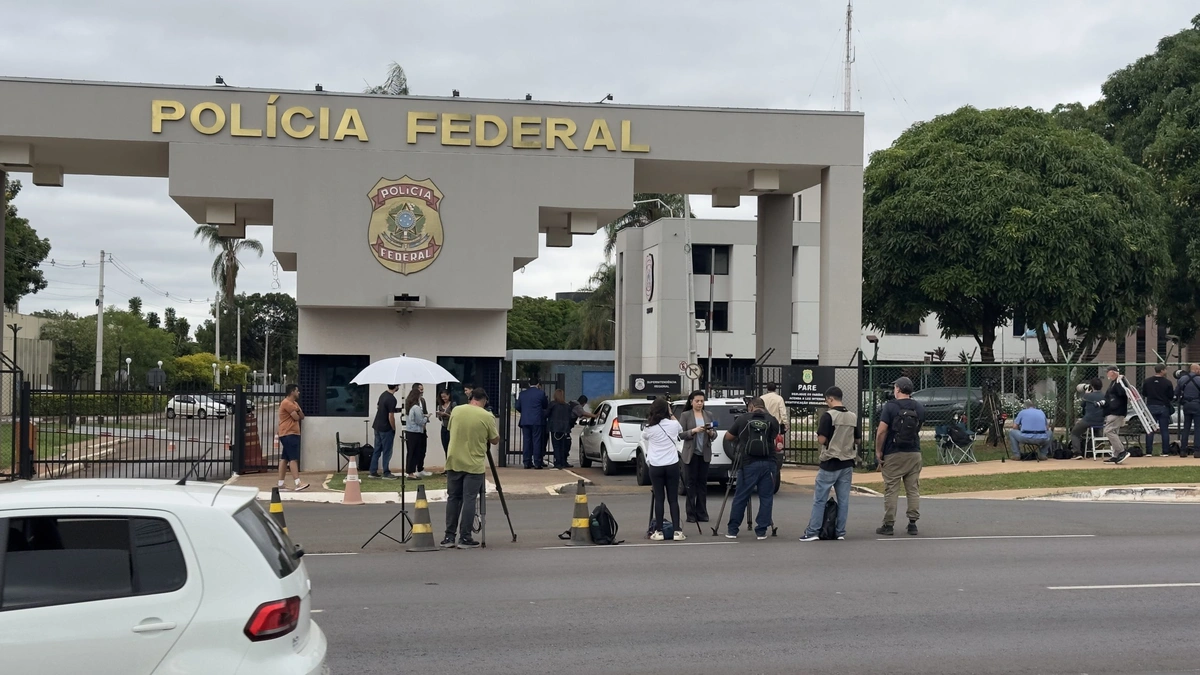 Movimentação da imprensa em frente à Superintendência da Polícia Federal em Brasília após a prisão preventiva de Jair Bolsonaro