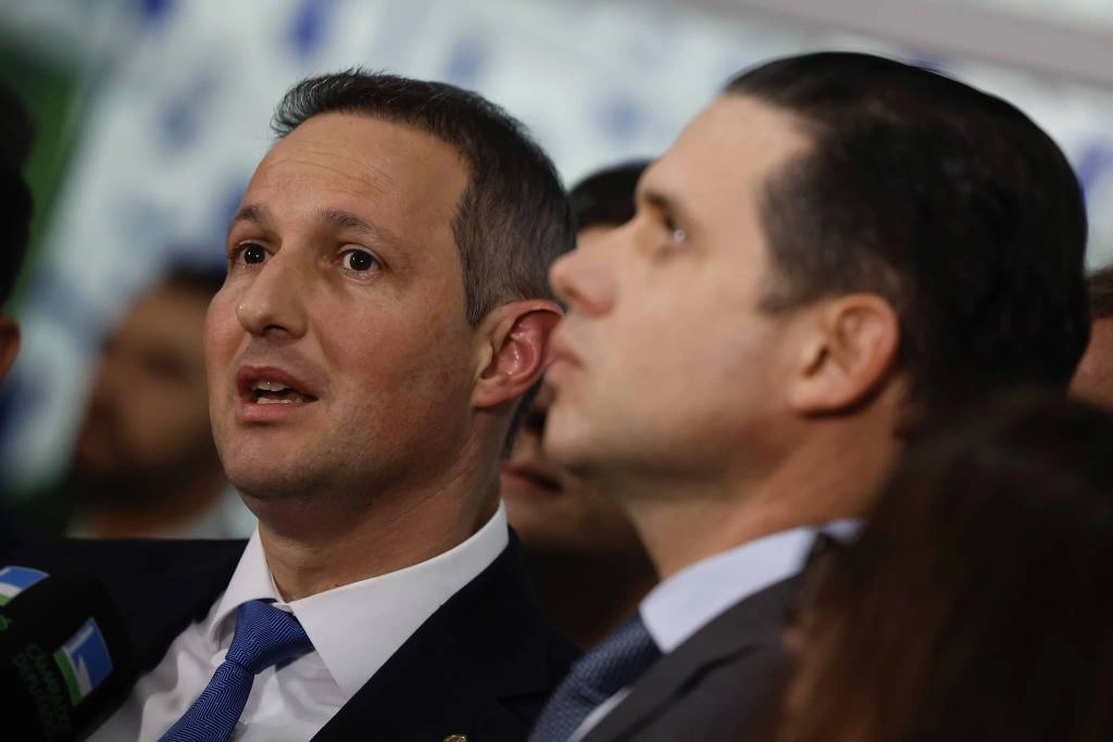 O deputado e secretário de Segurança de SP, Guilherme Derrite, e o presidente da Câmara dos Deputados, Hugo Motta, durante entrevista coletiva para falar do projeto de lei contra o crime organizado