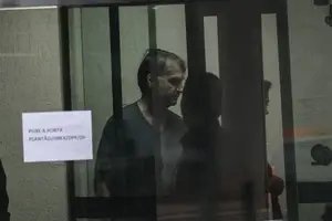 O ex-presidente Jair Bolsonaro (PL), preso na Superintendência da Polícia Federal em Brasília, após receber visita da ex-primeira-dama Michelle Bolsonaro (Foto: Gabriela Biló)