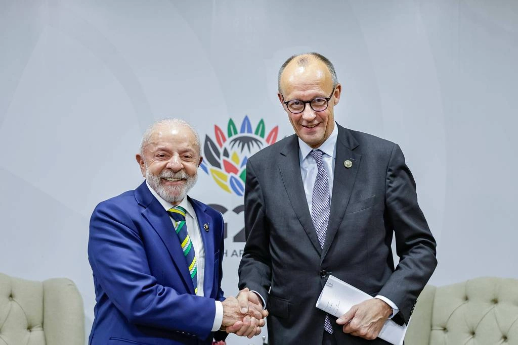 O presidente Lula e o primeiro-ministro da Alemanha, Friedrich Merz, durante reunião bilateral em Joanesburgo, na África do Sul, por ocasião do G20