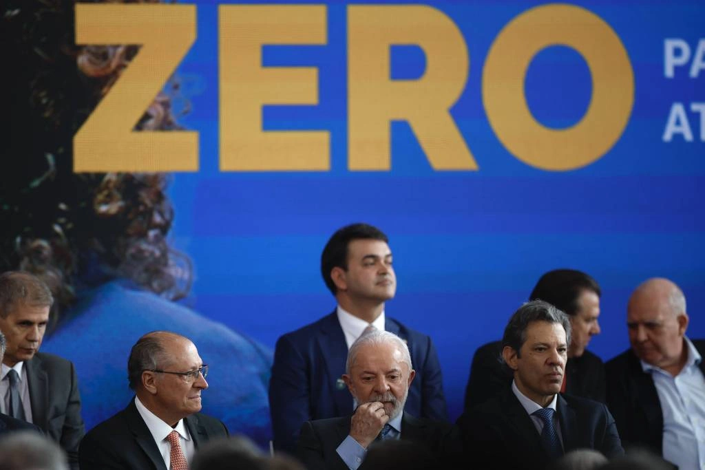 O presidente Lula, o vice-presidente Geraldo Alckmin, os ministros Fernando Haddad (Fazenda) e Gleisi Hoffmann (Relações Institucionais) e o deputado federal Arthur Lira participam de evento de sanção da isenção do IR