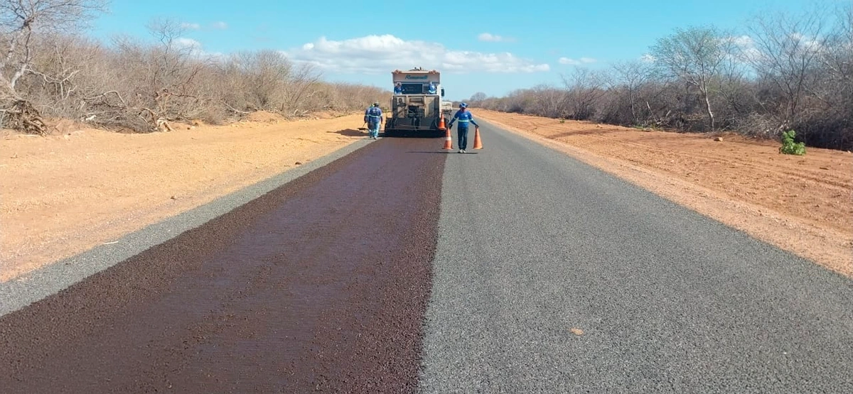 Obra de asfaltamento em rodovias